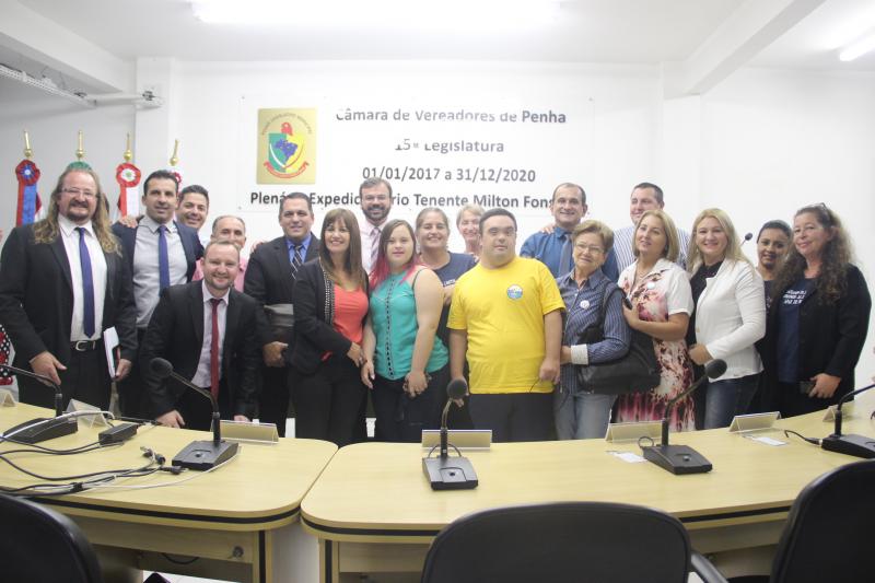 “Rede de Vizinhos” e APAE são homenageados pela Câmara de Penha “Rede de Vizinhos” e APAE são homenageados pela Câmara de Penha