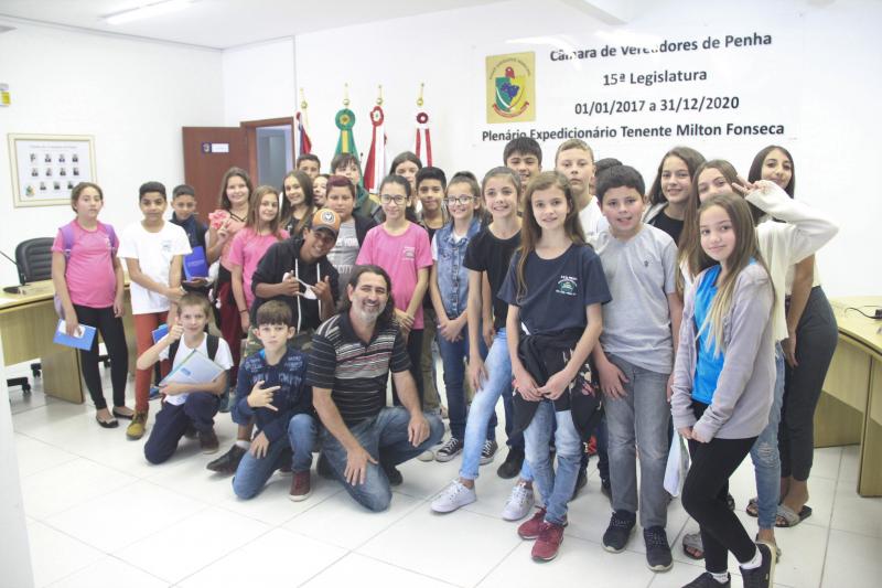 Alunos da Escola Edith Prates Gonçalves e Manoel Henrique de Assis visitam o Legislativo Penhense Alunos da Escola Edith Prates Gonçalves e Manoel Henrique de Assis visitam o Legislativo Penhense