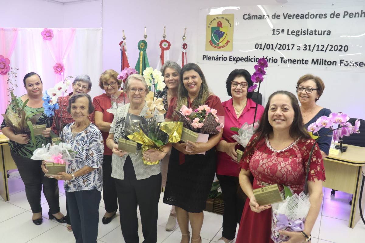 Mulheres recebem o reconhecimento do Legislativo Penhense Mulheres recebem o reconhecimento do Legislativo Penhense