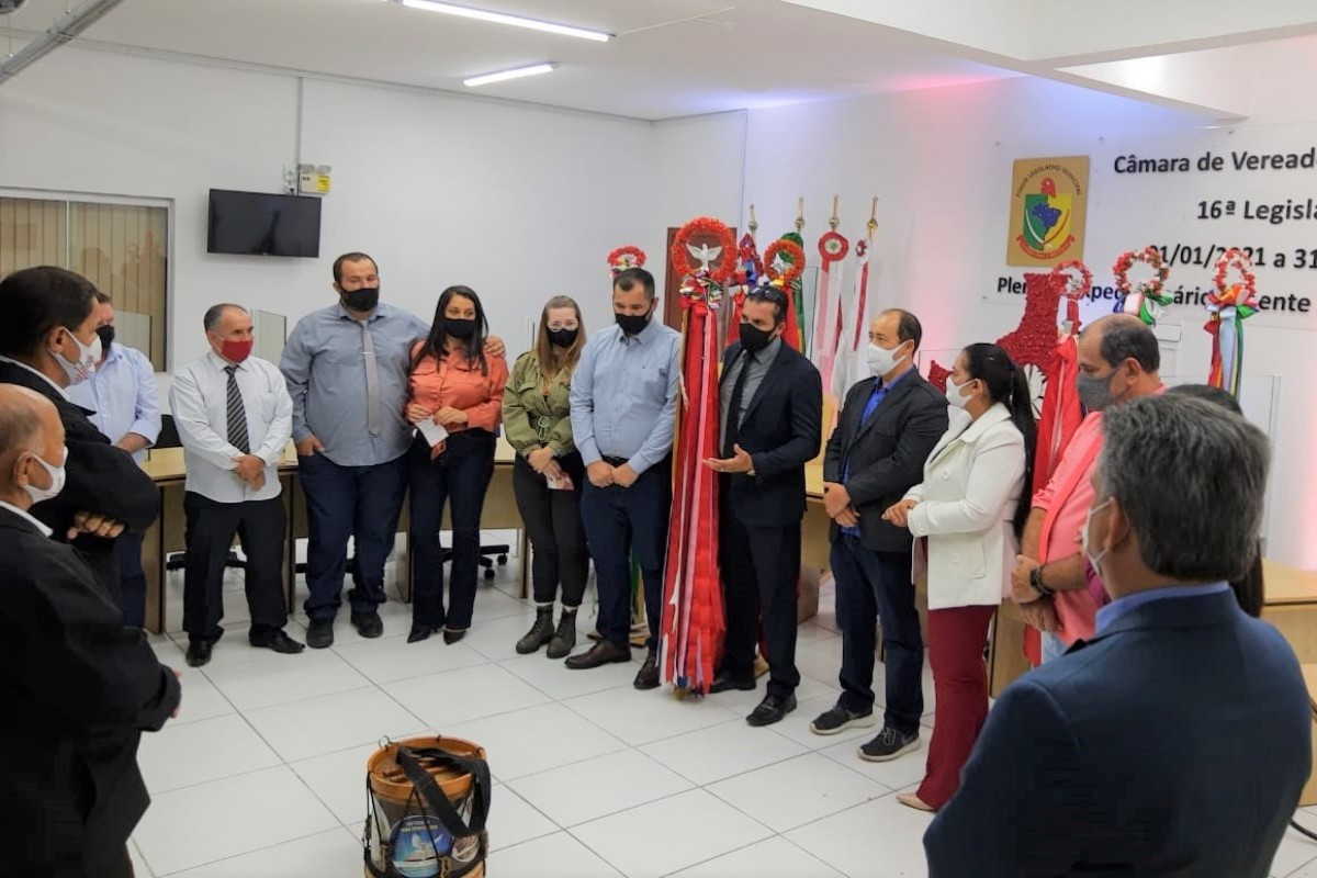 Bandeira do Divino é recebida no Legislativo Penhense Bandeira do Divino é recebida no Legislativo Penhense