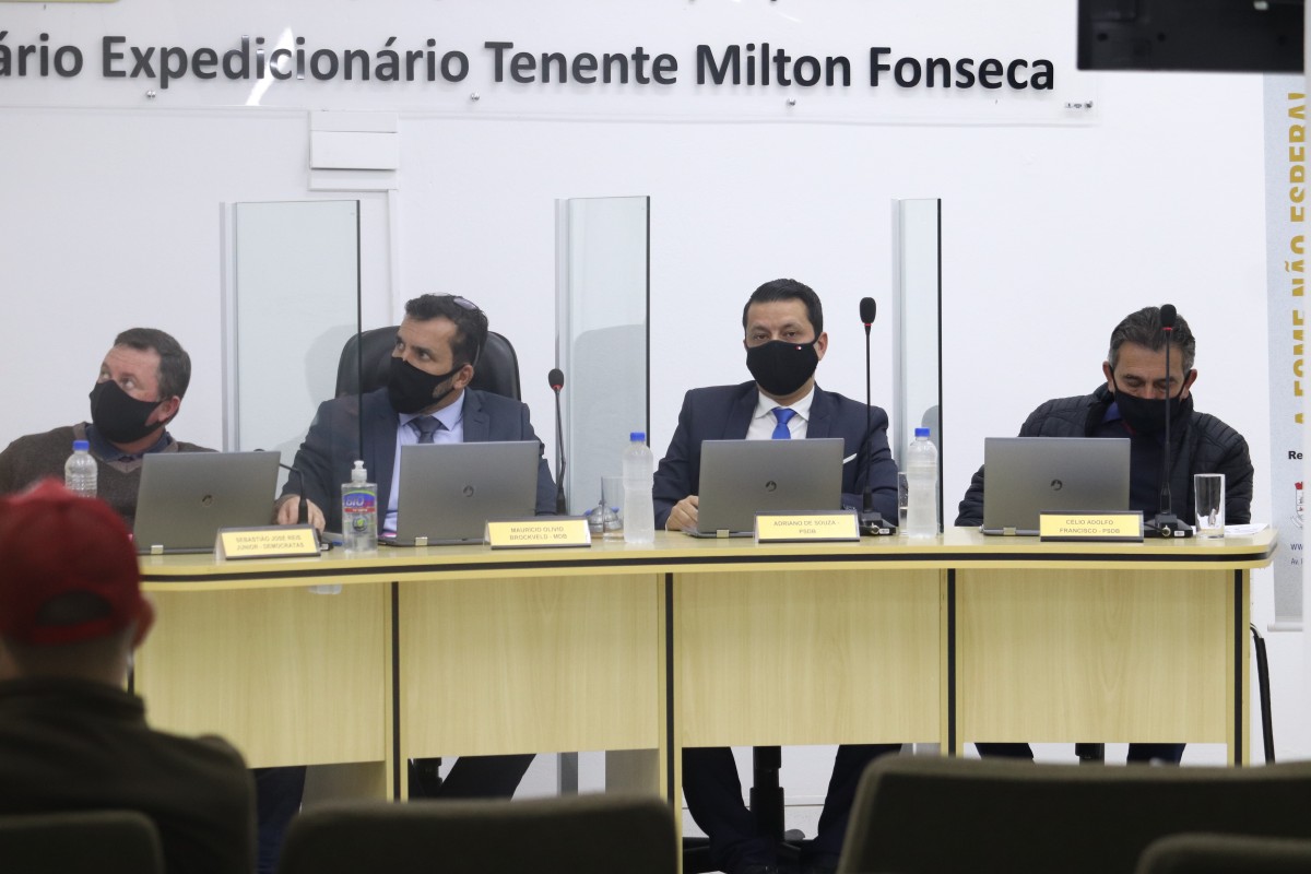 Veículos e profissionais de serviço de entrega deverão ter identificação Veículos e profissionais de serviço de entrega deverão ter identificação