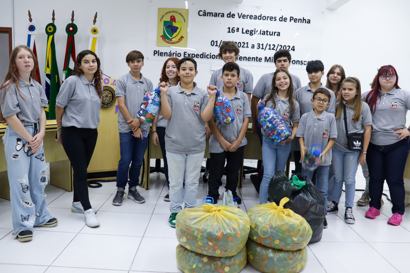 Câmara mirim realiza entrega de tampinhas para a Adote Penha Câmara mirim realiza entrega de tampinhas para a Adote Penha