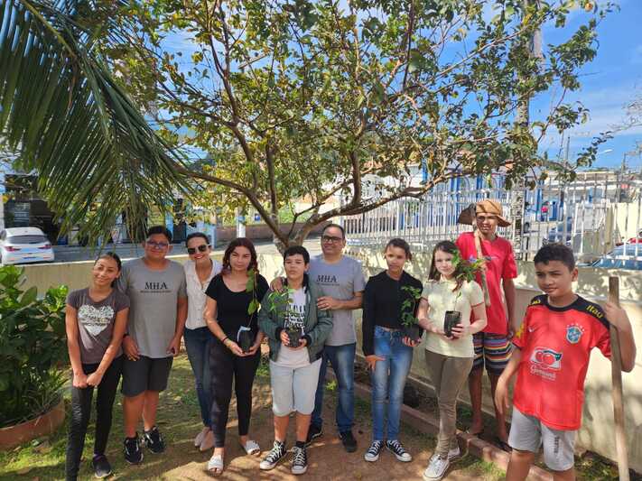 Vereadores mirins de Penha realizam plantio de árvores Vereadores mirins de Penha realizam plantio de árvores