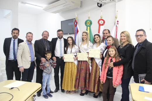 Instrutora do Proerd, rainha e princesas da Festa do Marisco são homenageadas