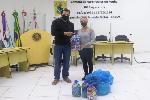 Grupo Pelos e Apelos recebe as tampinhas da campanha TamPet