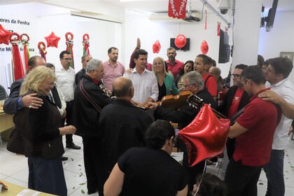 Bandeira do Divino é recepcionada na Câmara de Penha