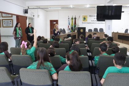 Alunos do Centro de Educação Peter Pan visitam a Câmara de Penha